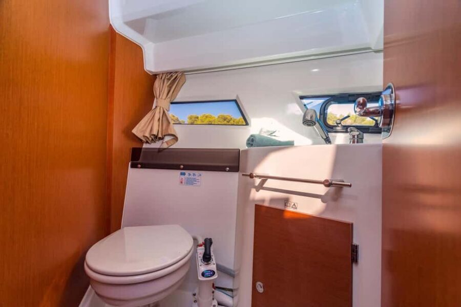 Private speedboat tours Sea Symphony - Jelsa on Hvar: a real town stop, plus the Duboković Winery option