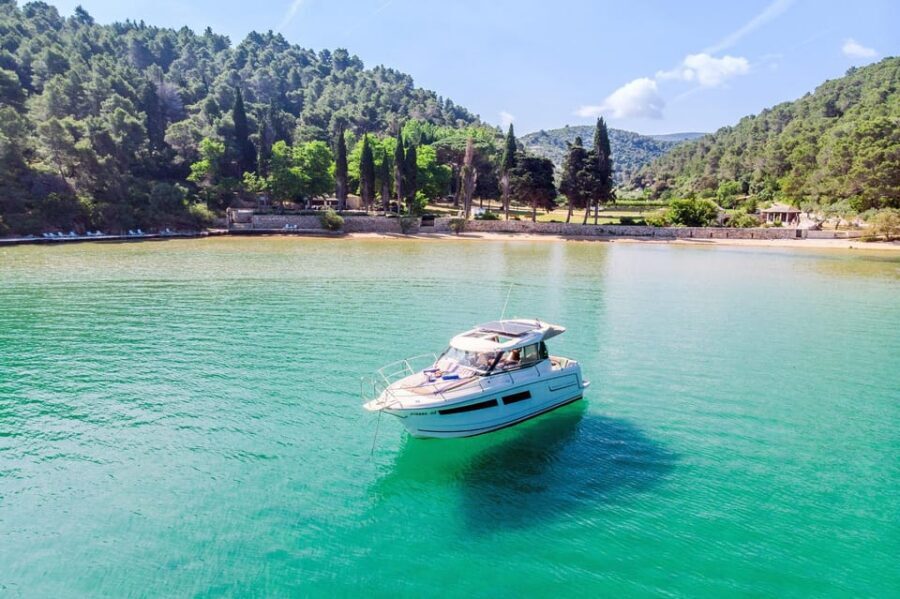 Private speedboat tours Sea Symphony - Hrvaska Bay: lunch that you can only reach by boat