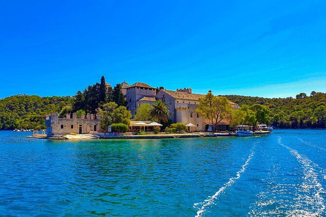 Private tour to the island of Mljet and Odysseus cave - On-board comfort: drinks, snorkeling kit, towels, and small things that add up