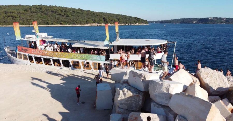Pula: Boom Boat Party – Cruise, Drinks, DJ & After-Party - Meeting at Pietas Julia Club and Getting On the Boat