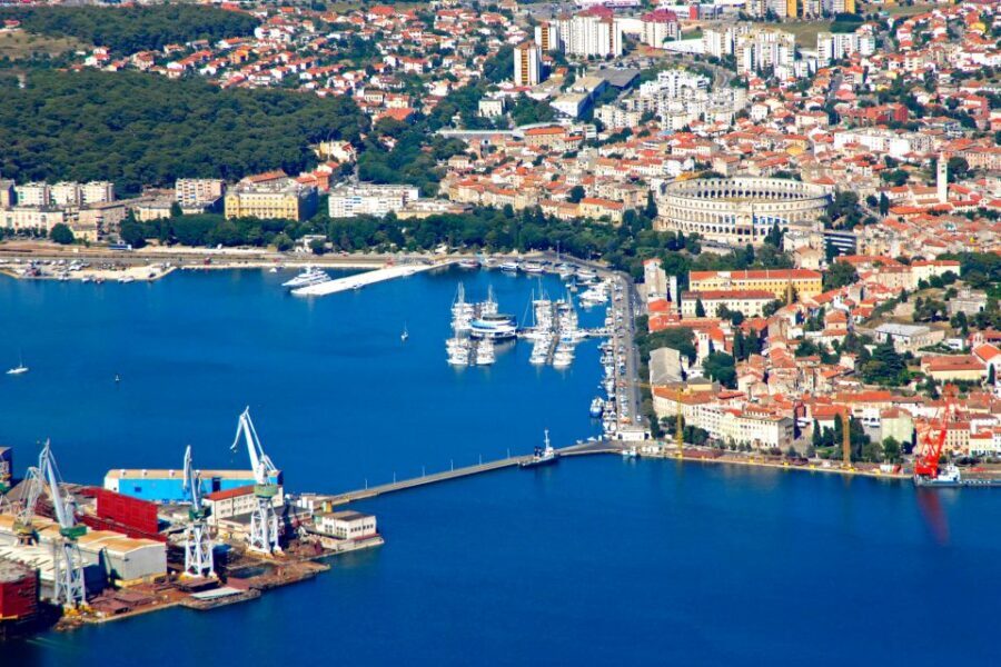 Pula: Harbor Cruise with unlimited Drinks - Pula Breakwater: the long stone line into open water
