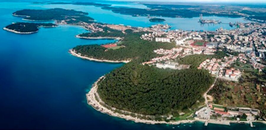 Pula: Harbor Cruise with unlimited Drinks - Punta Christo: a calmer stop with sea views