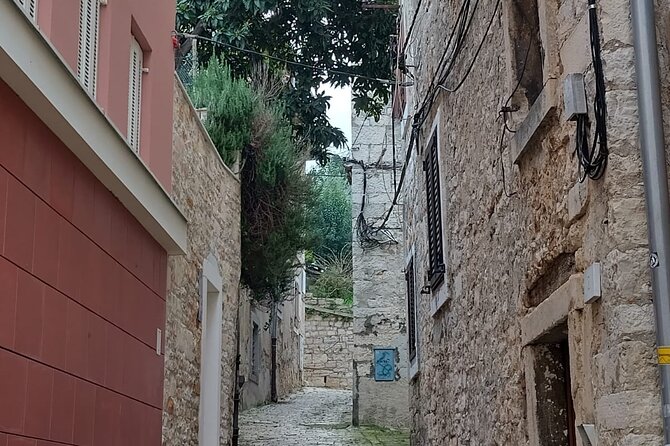 Pula Private Walking Tour - Circolo and Hercules Gate: the oldest gate meets community life
