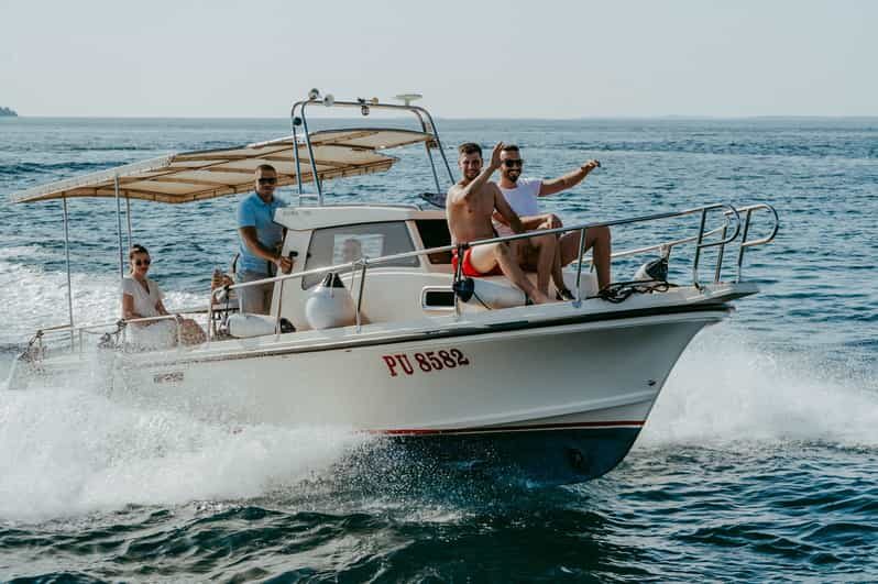 Pula: Swimming & snorkeling Boat Tour - Onboard comfort, snacks, and how small-group cruising really feels