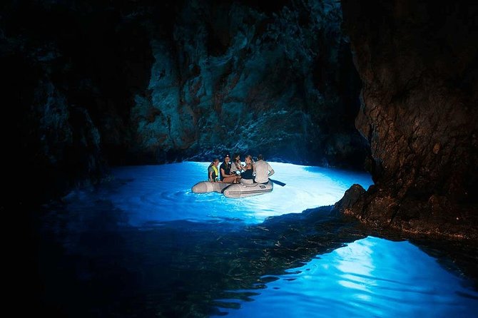 Rent a Speed Boat from Split – Discover Hidden Beaches & Islands - Lunch and downtime on a 10-hour charter