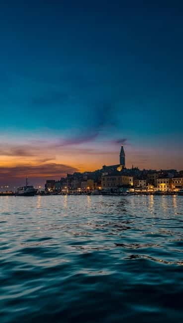 Rovinj: Private Luxury Old Town Night Boat Tour with Wine - Rovinj after dark: why this speedboat view feels special