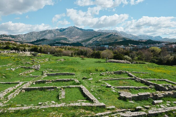 Salona & Amphitheater - Private guided tour - Admission incl. - Roman baths and the social center idea
