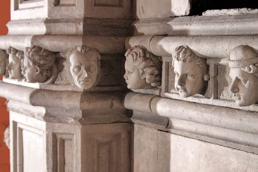 Šibenik walking tour in one hour! - Jurje’s heads and the autograph finish