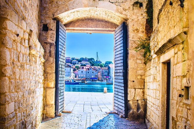 Split: Blue Lagoon & 3 Islands Speedboat Tour - Small group - Trogir UNESCO in 75 minutes: a quick art-and-stone-town hit