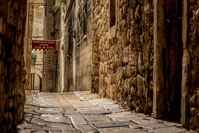 Split highlights – Evening walking tour - Vestibulum of Diocletian’s Palace: hearing the living city inside ancient walls