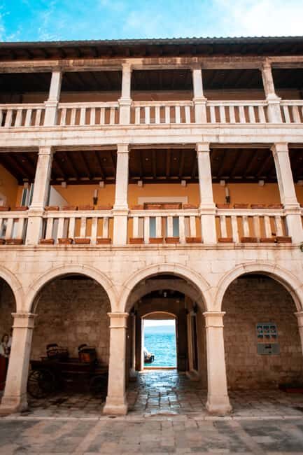 Split: Private tour to Salona, Vitturi castle and Trogir - Vitturi Castle in Kaštel Lukšić: fortress life, Renaissance calm, and Ottoman pressure