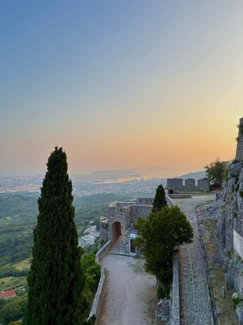 Split: Sunset at Klis Fortress with Sightseeing Bus - Meeting up with Apodos and getting the most out of your time