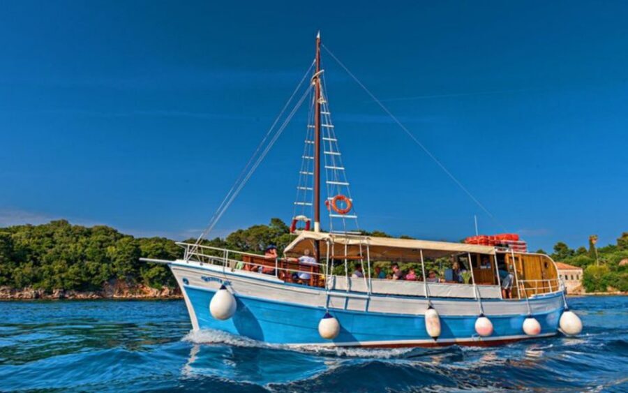 Three Island Boat Tour With Lunch - Getting started at 08:45: the Emili meeting point rule
