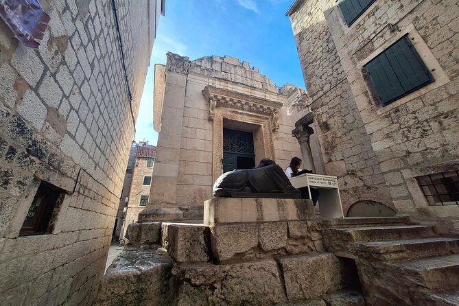 Top-Rated Split Game of Thrones and History City Walk - Dracarys! - Peristyle and St. Domnius: main square, mausoleum history, and a sphinx riddle