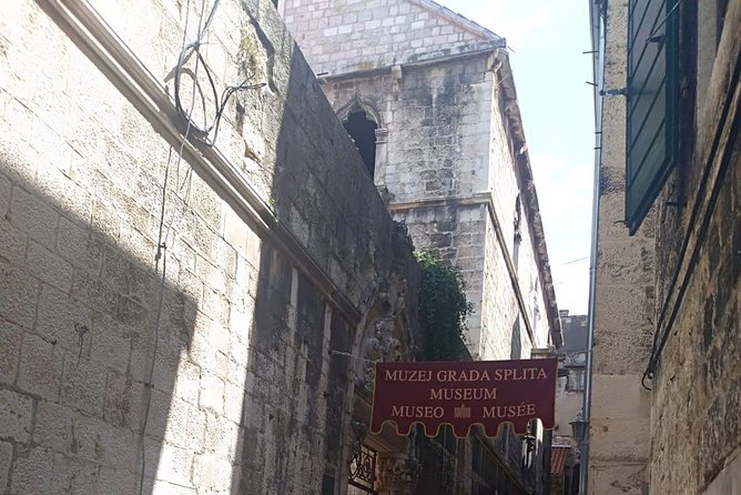 Walk through Split with an archeologist - Stop 4: Narodni Trg Medieval Square for a Reset