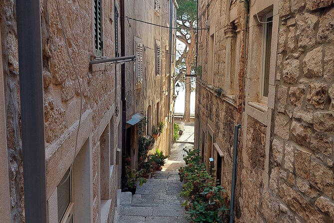 Walking Tour in old town Korcula 1 Hour - Stop 2: Marco Polo House and the Silk Road angle to Korčula