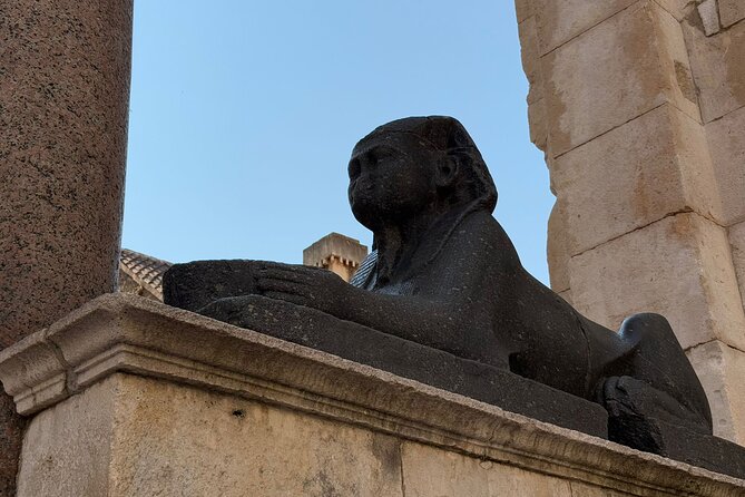 Walking Tour of Diocletian's Palace and Old town-small group - Fruit’s Square (Trg Brace Radic): small places with specific points