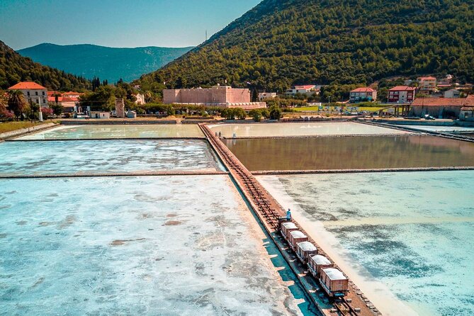 Wine tour peninsula Pelješac - Stop in Ston Old Town: your hour to pick your pace