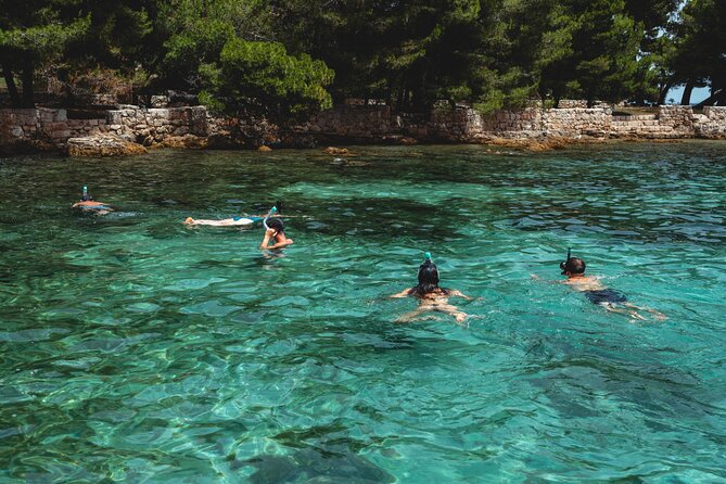 Zadar: 3 Islands Luxury Boat Tour with Aperol Spritz & Snorkeling - Stop 2 on Ošljak: tiny inhabited island, big walking payoff