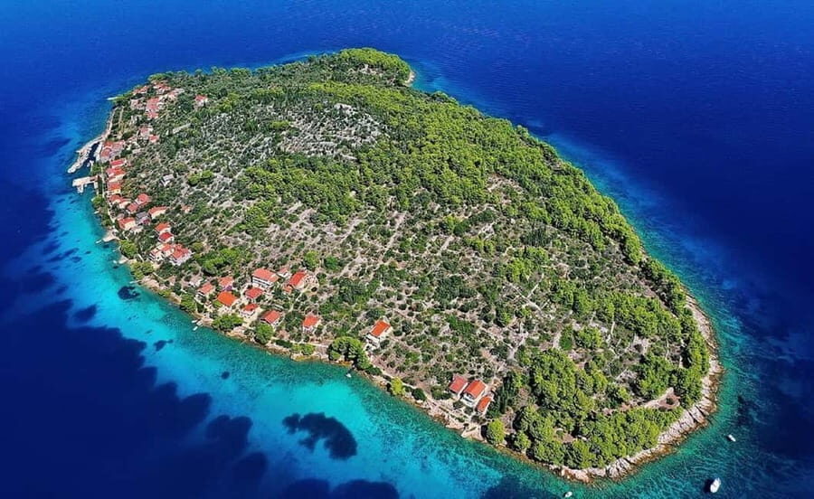 Zadar: Dugi Otok Day Trip to Sakarun & Golubinka Cave - The final swim: a sandy bay near Molat