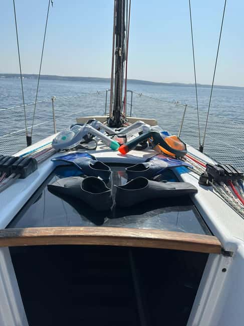 Zadar: Island cruise with drinks, snorkeling and kayaking - Kali and the lunch-and-drinks break on the island