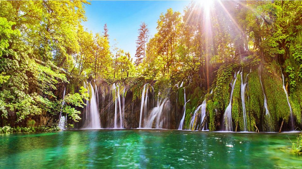 Zadar: Plitvice Lakes Guided Day Tour with Tickets - What to bring and how to time your photos at Plitvice