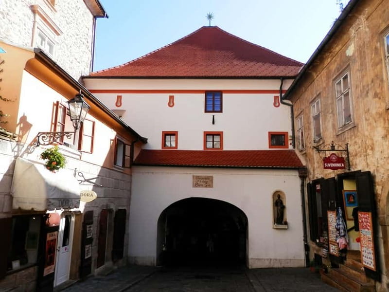Zagreb: Group walking tour of Zagreb (funicular included) - Climbing Toward Stone Gate and Gradec’s Core