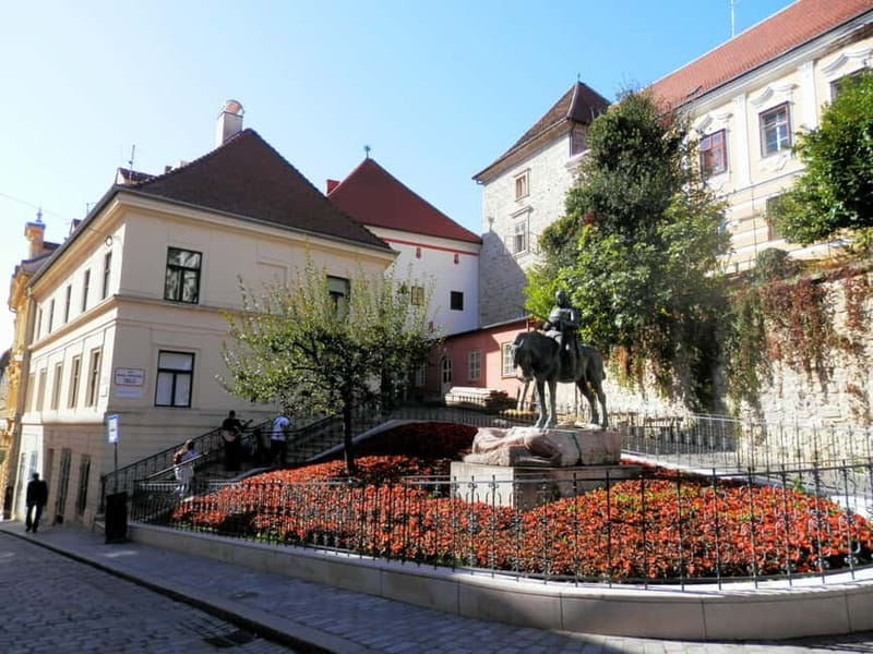 Zagreb: Group walking tour of Zagreb (funicular included) - Lotrščak Tower at Noon and the Funicular Decision